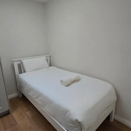 Charming 2-bed, 1-bath Apartment, Appartamento *