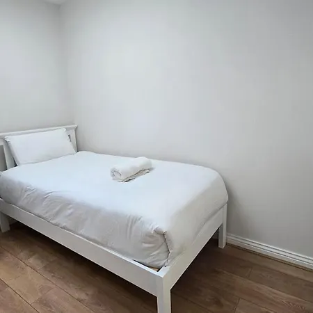 Charming 2-bed, 1-bath Apartment, Διαμέρισμα *